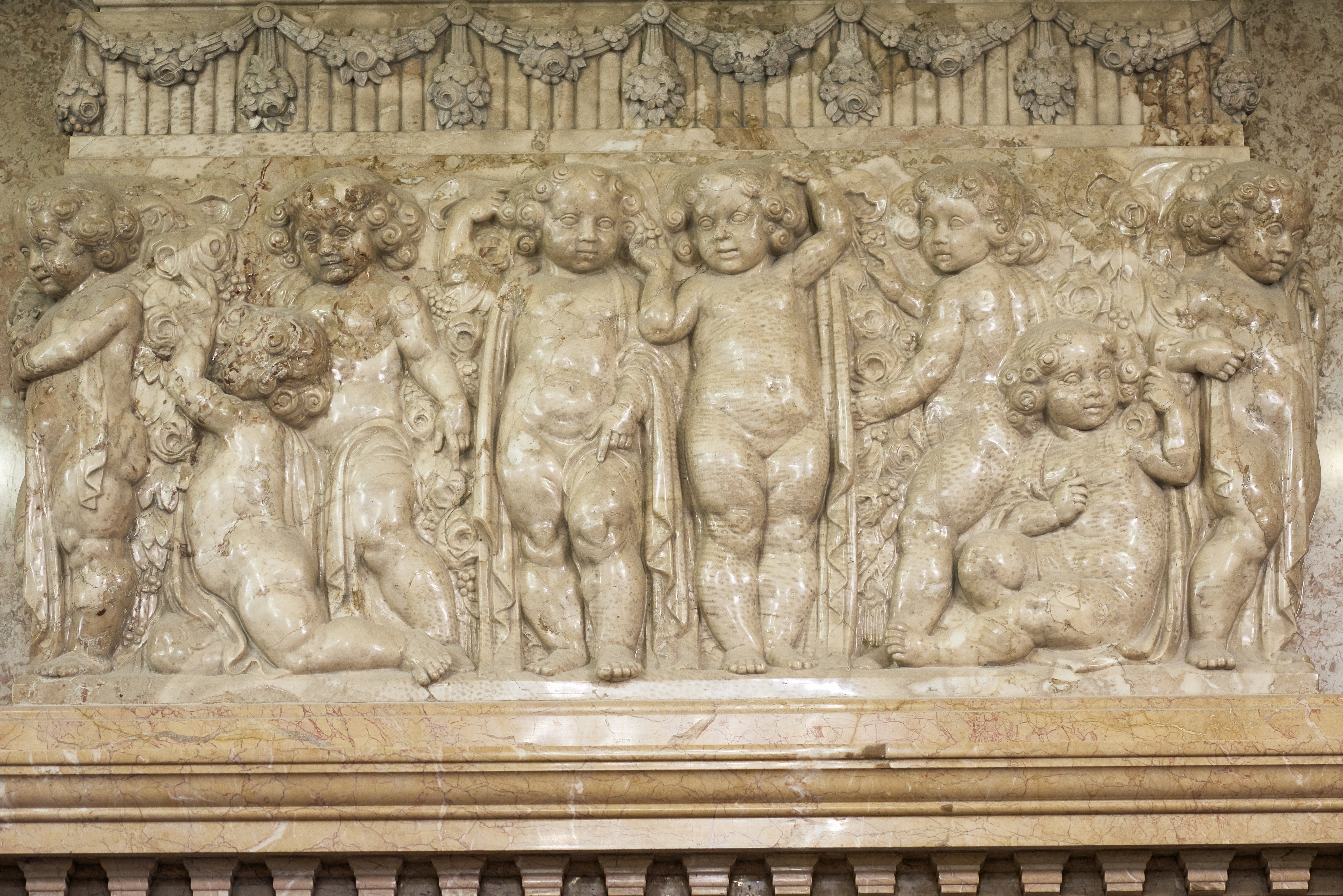 15._marble_relief_2_vaci_1_budapest_hungary